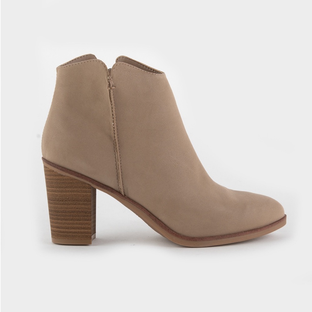 MIA Patton Womens Tan Ankle Boots Size 8 Western Style Almond Pointed Toe